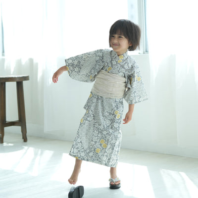 【utatane×注染工房 kids 日本製小幅生地使用 子供浴衣3点セット（ゆかた・帯・下駄） 男の子 グレーに黄色の裂取 】 国産 （6562190201）