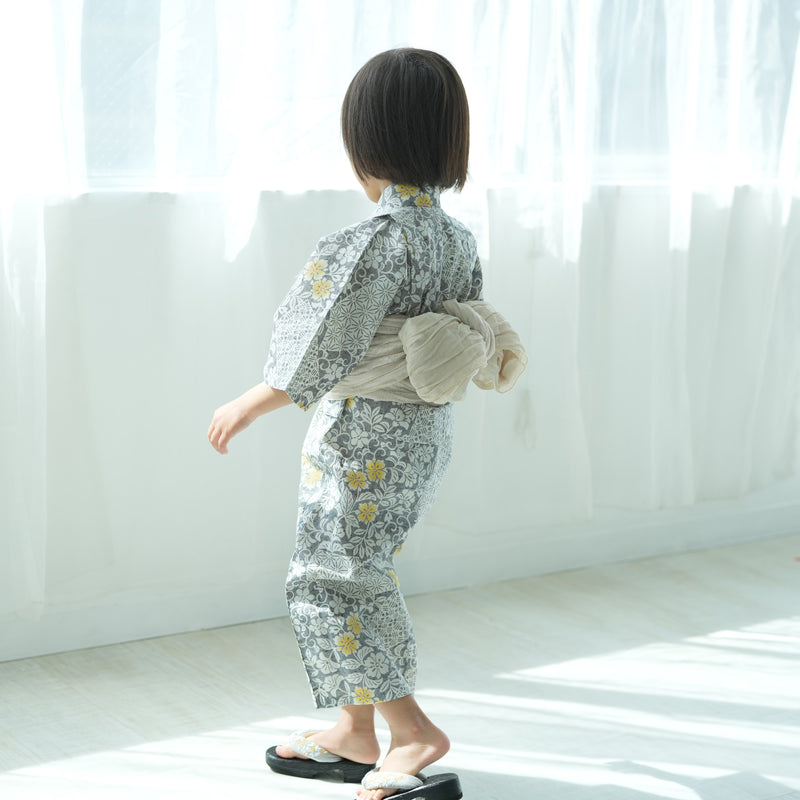 【utatane×注染工房 kids 日本製小幅生地使用 子供浴衣3点セット（ゆかた・帯・下駄） 男の子 グレーに黄色の裂取 】 国産 （6562190201）