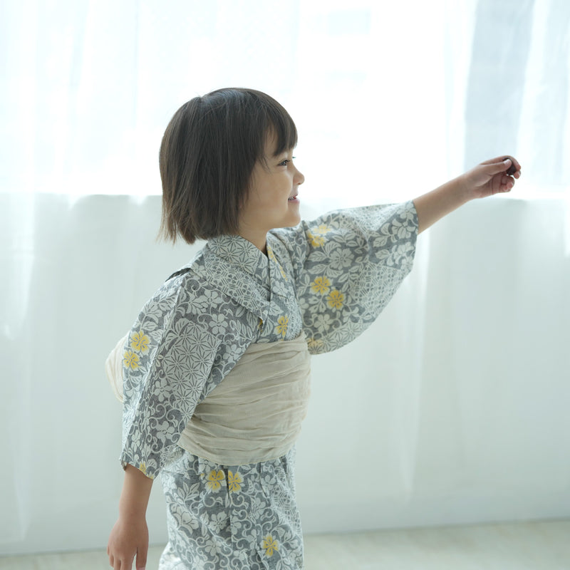 【utatane×注染工房 kids 日本製小幅生地使用 子供浴衣3点セット（ゆかた・帯・下駄） 男の子 グレーに黄色の裂取 】 国産 （6562190201）