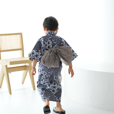 【utatane×注染工房 kids 日本製小幅生地使用 子供浴衣3点セット（ゆかた・帯・下駄） 男の子  紺の裂取 】 国産 （6562190301）