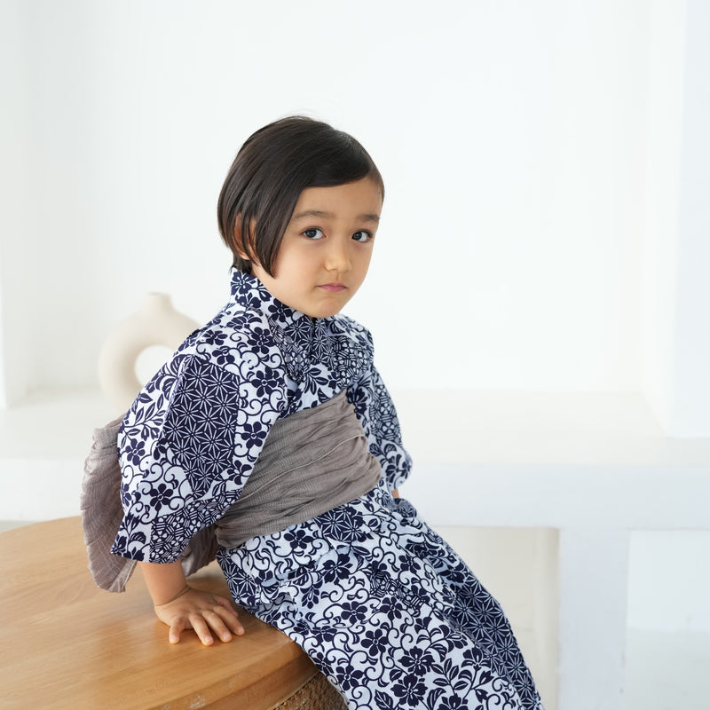 【utatane×注染工房 kids 日本製小幅生地使用 子供浴衣3点セット（ゆかた・帯・下駄） 男の子  紺の裂取 】 国産 （6562190301）