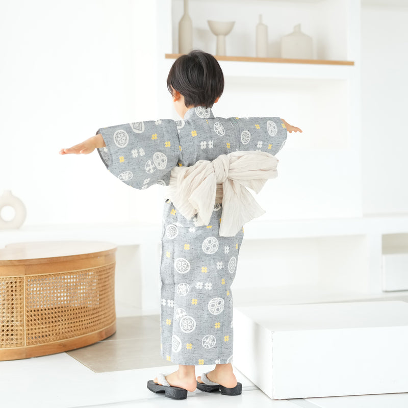 【utatane×注染工房 kids 日本製小幅生地使用 子供浴衣3点セット（ゆかた・帯・下駄） 男の子  グレーに井桁】 国産 （6562191001）