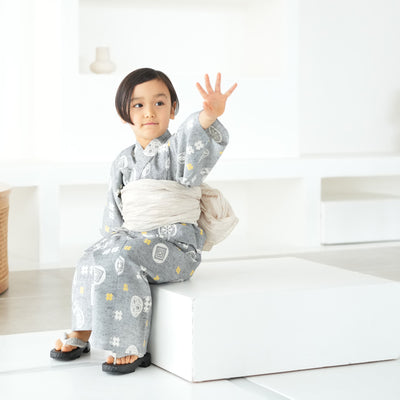 【utatane×注染工房 kids 日本製小幅生地使用 子供浴衣3点セット（ゆかた・帯・下駄） 男の子  グレーに井桁】 国産 （6562191001）