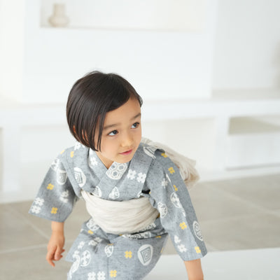 【utatane×注染工房 kids 日本製小幅生地使用 子供浴衣3点セット（ゆかた・帯・下駄） 男の子  グレーに井桁】 国産 （6562191001）