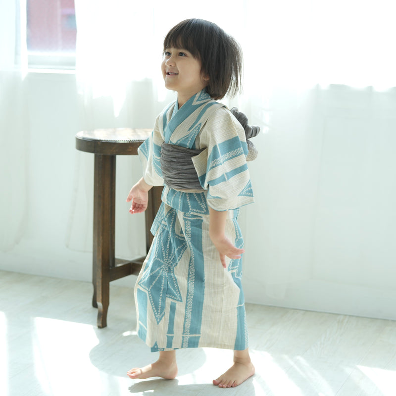 【utatane×注染工房 kids 日本製小幅生地使用 子供浴衣3点セット（ゆかた・帯・下駄） 男の子  先染めベージュにミントの麻の葉】 国産 （6562191101）