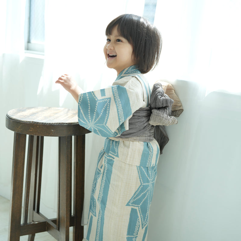 【utatane×注染工房 kids 日本製小幅生地使用 子供浴衣3点セット（ゆかた・帯・下駄） 男の子  先染めベージュにミントの麻の葉】 国産 （6562191101）