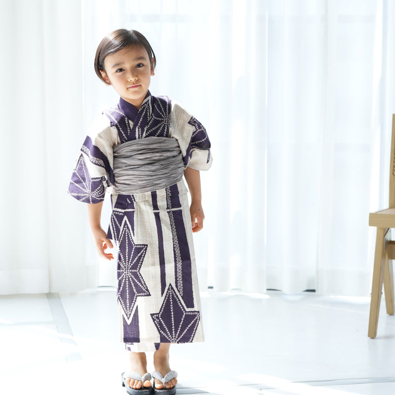 【utatane×注染工房 kids 日本製小幅生地使用 子供浴衣3点セット（ゆかた・帯・下駄） 男の子  先染めベージュに紫麻の葉】 国産 （6562191201）