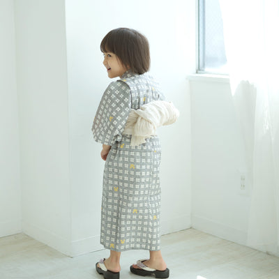 【utatane×注染工房 kids 日本製小幅生地使用 子供浴衣3点セット（ゆかた・帯・下駄） 男の子  グレーに井桁と蟹】 国産 （6562191301）