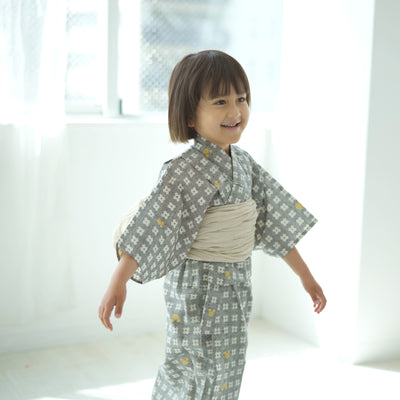 【utatane×注染工房 kids 日本製小幅生地使用 子供浴衣3点セット（ゆかた・帯・下駄） 男の子  グレーに井桁と蟹】 国産 （6562191301）