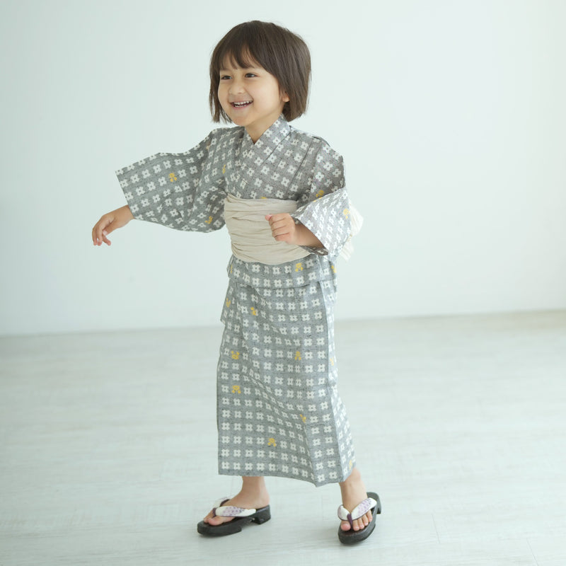 【utatane×注染工房 kids 日本製小幅生地使用 子供浴衣3点セット（ゆかた・帯・下駄） 男の子  グレーに井桁と蟹】 国産 （6562191301）